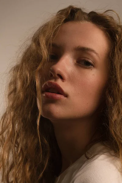 Hermoso retrato de chica en estudio con pelo rizado —  Fotos de Stock