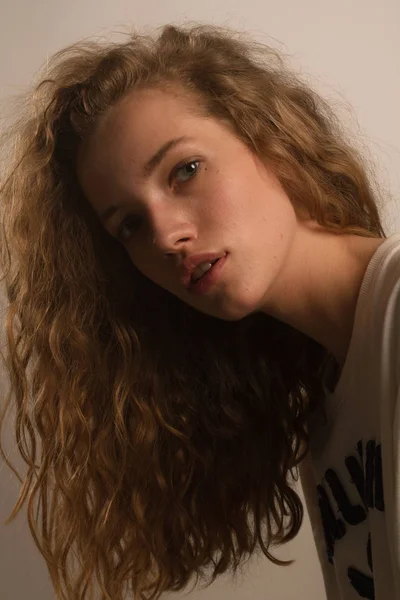 Krásná dívka portrét ve studiu s kudrnatými vlasy — Stock fotografie