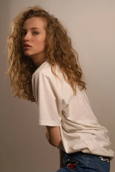 Magnifique portrait de fille en studio avec des cheveux bouclés — Photo