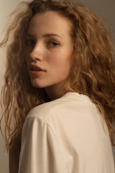 Vacker flicka porträtt i studio med lockigt hår — Stockfoto