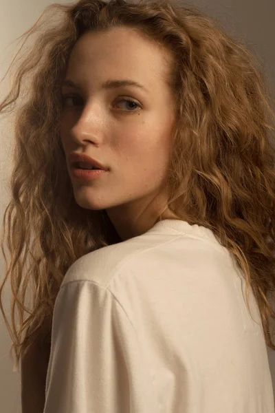 Hermoso retrato de chica en estudio con pelo rizado — Foto de Stock