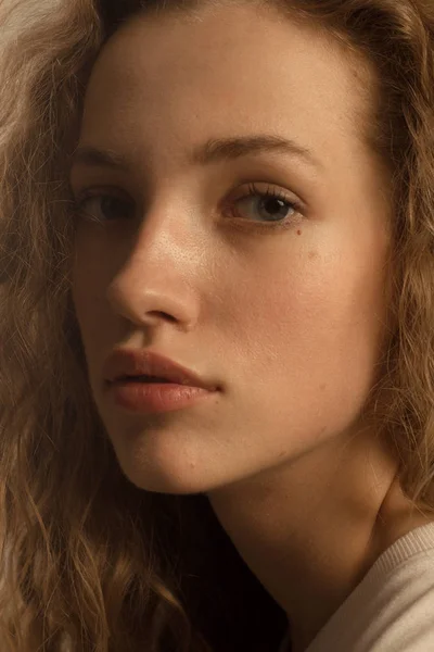 Vacker flicka porträtt i studio med lockigt hår — Stockfoto