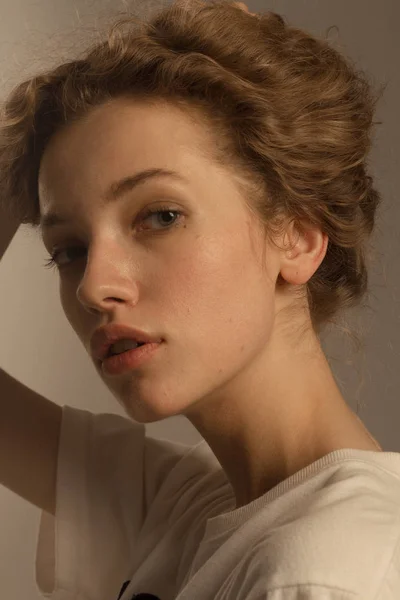 곱슬 머리를 가진 스튜디오에서 아름 다운 여자 초상화 — 스톡 사진
