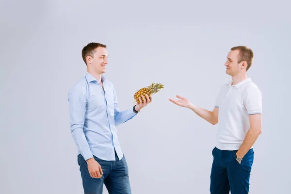 Zwei Jungs auf weißem Hintergrund halten einen Deal — Stockfoto