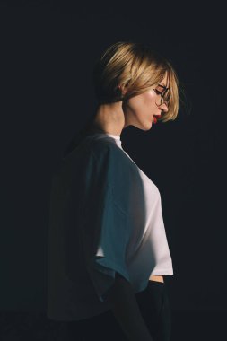 Sütyen çekici sarışın kız güzel güneşin altında oturur