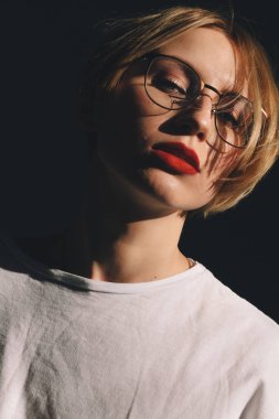 Sütyen çekici sarışın kız güzel güneşin altında oturur