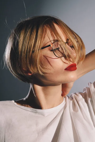 Sütyen çekici sarışın kız güzel güneşin altında oturur