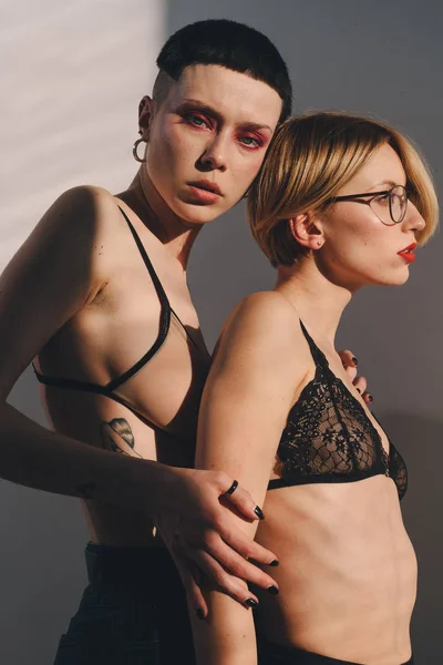 Két lány érzéki csipke melltartó ölelés — Stock Fotó
