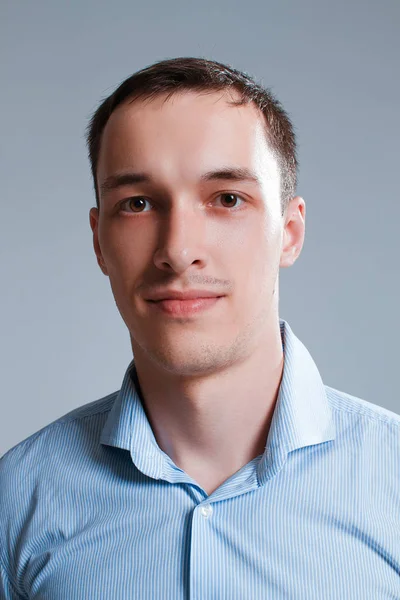 Beyaz zemin üzerinde bir gömlekli bir adam