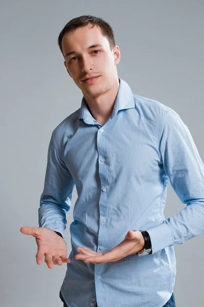Een man in een overhemd op een witte achtergrond — Stockfoto