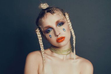 Şık kadın portre Studio saç, makyaj ve çiçekler