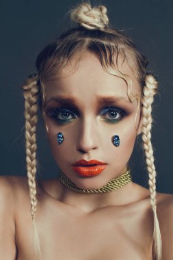 Şık kadın portre Studio saç, makyaj ve çiçekler