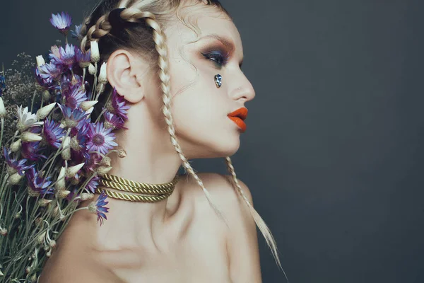 Retrato femenino de moda en estudio con pelo, maquillaje y flores — Foto de Stock