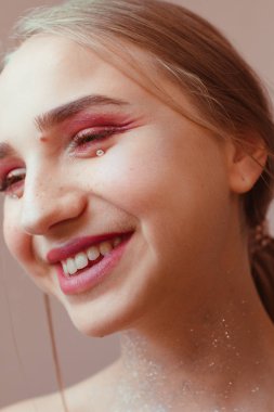 Güzel makyaj güzel bir kızla Güzellik Portresi