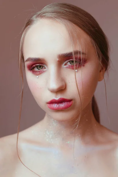 Retrato de beleza de uma menina bonita com bela maquiagem — Fotografia de Stock