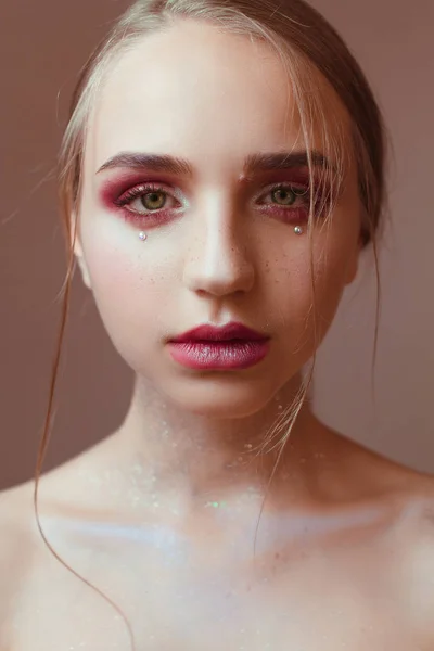 Retrato de belleza de una hermosa chica con hermoso maquillaje —  Fotos de Stock