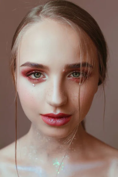 Beauty porträtt av en vacker tjej med vackra make-up — Stockfoto