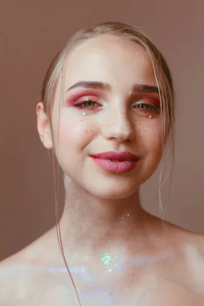 Potret kecantikan seorang gadis cantik dengan make-up yang indah — Stok Foto
