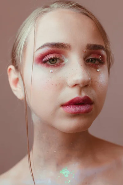 Schönheitsporträt eines schönen Mädchens mit schönem Make-up — Stockfoto