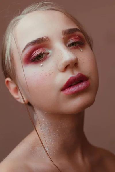 Retrato de beleza de uma menina bonita com bela maquiagem — Fotografia de Stock