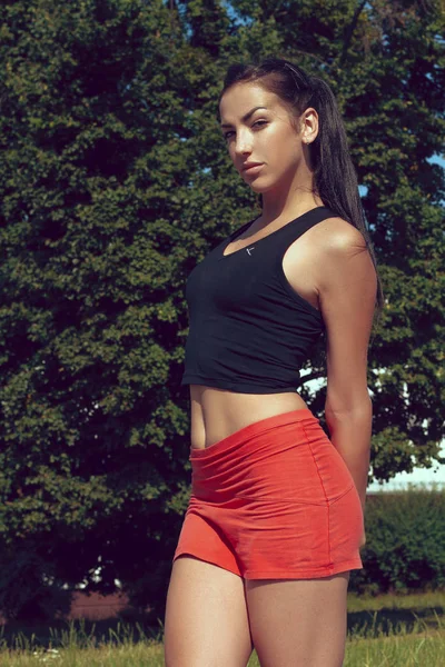 Güzel kız sporcumuz stadyumda bir güneşli sabah egzersiz