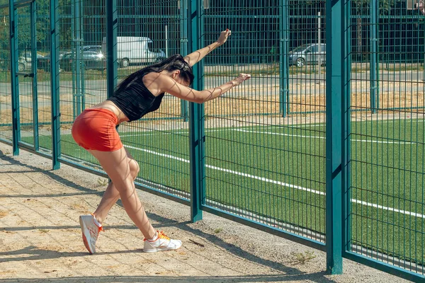 Красива дівчина спортсменка займається сонячним ранком на стадіоні — стокове фото