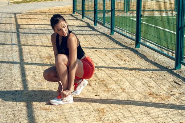 Красива дівчина спортсменка займається сонячним ранком на стадіоні — стокове фото
