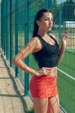 Güzel kız sporcumuz stadyumda bir güneşli sabah egzersiz