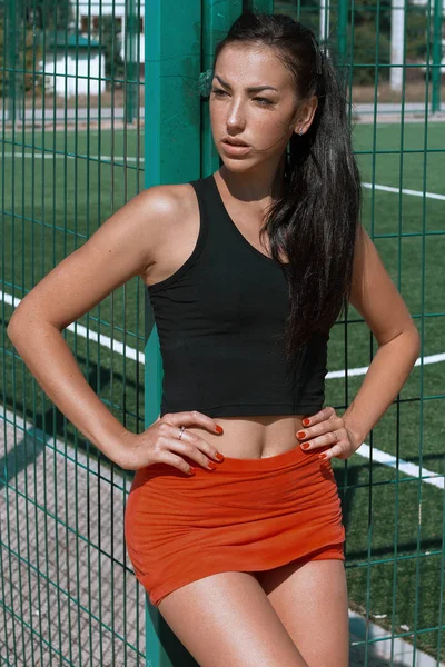 Piękna dziewczyna sportsmenka ćwiczeń w słoneczny poranek na stadionie — Zdjęcie stockowe