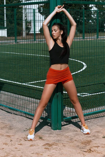 Hermosa deportista chica haciendo ejercicio en una mañana soleada en el estadio —  Fotos de Stock