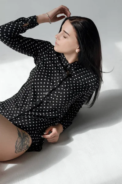 Güzel esmer siyah iç çamaşırı ve parlak bir odada bir gömlek