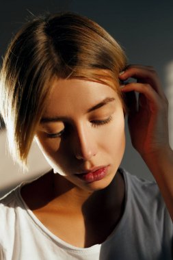 Kısa saç modeli ile güzel sarışın kız