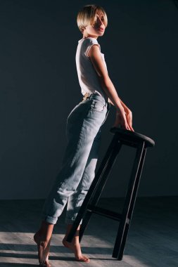 Kısa saç modeli ile güzel sarışın kız