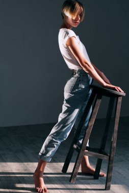 Kısa saç modeli ile güzel sarışın kız