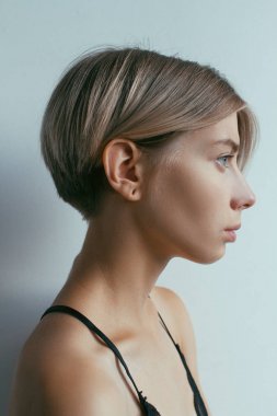 Kısa saç modeli ile güzel sarışın kız