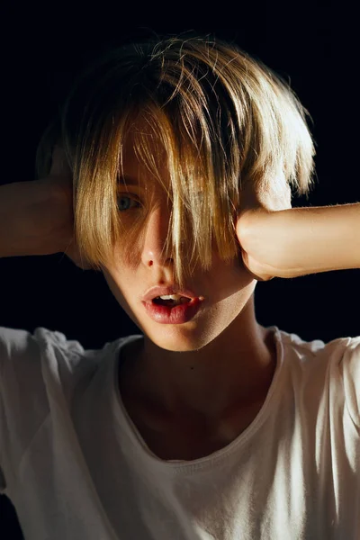 Kısa saç modeli ile güzel sarışın kız — Stok fotoğraf