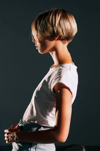 Gadis pirang cantik dengan rambut pendek — Stok Foto