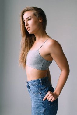 Güzel bir yüzü ve güzel spor şekil üzerinde beyaz bir arka plan ile kız