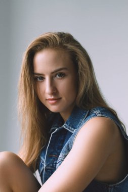 Güzel bir yüzü ve güzel spor şekil üzerinde beyaz bir arka plan ile kız