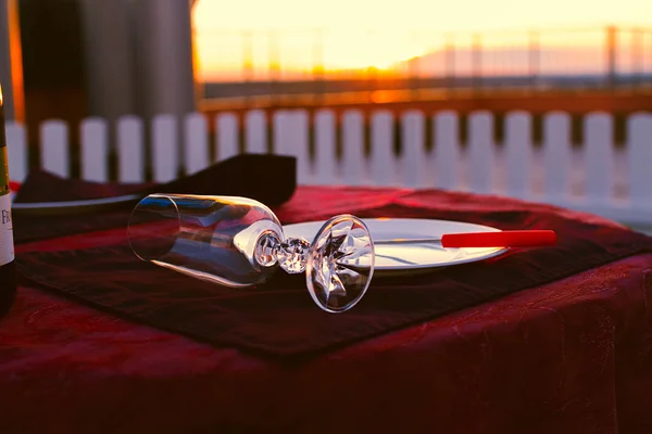 Limpar talheres na mesa de serviço ao pôr do sol antes do jantar — Fotografia de Stock