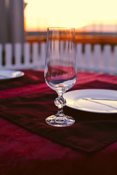Limpar talheres na mesa de serviço ao pôr do sol antes do jantar — Fotografia de Stock