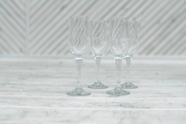 Beyaz ahşap zemin üzerinde boş gözlük standı