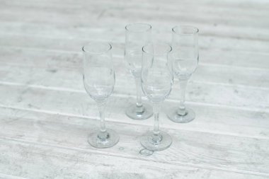 Beyaz ahşap zemin üzerinde boş gözlük standı