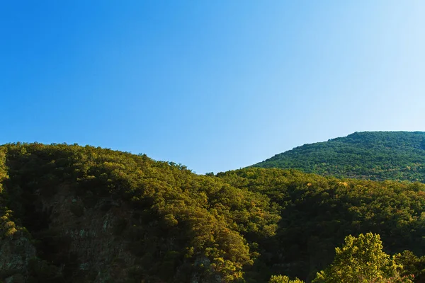 在晴朗的天气里美丽的山景观 — 图库照片