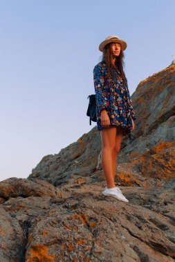 Deniz ve dağlar karşı güzel bir gülümseme ile güzel kız 