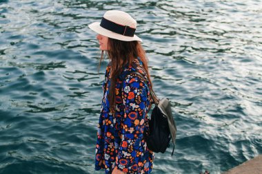 Deniz ve dağlar karşı güzel bir gülümseme ile güzel kız 