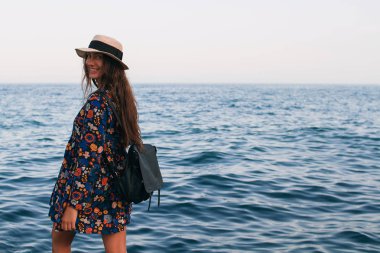 Deniz ve dağlar karşı güzel bir gülümseme ile güzel kız 