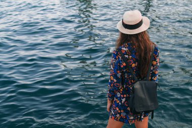 Deniz ve dağlar karşı güzel bir gülümseme ile güzel kız 