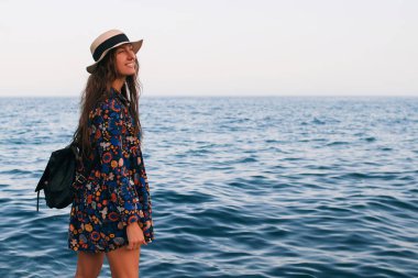 Deniz ve dağlar karşı güzel bir gülümseme ile güzel kız 