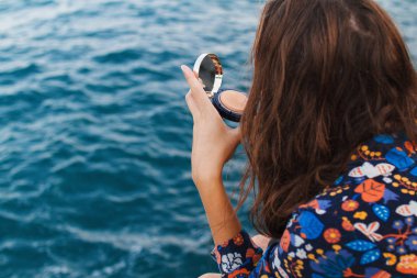 Güzel kız elbise ve denize karşı dağlarda şapkalı